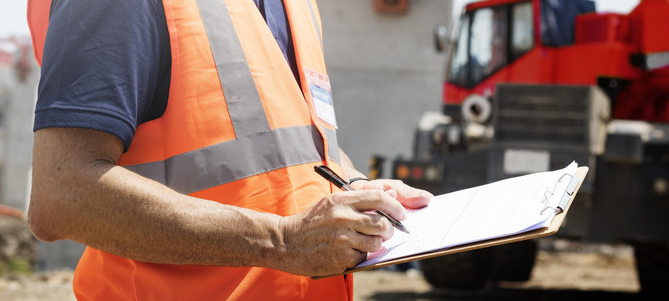 homme signant un bulletin de fin de chantier